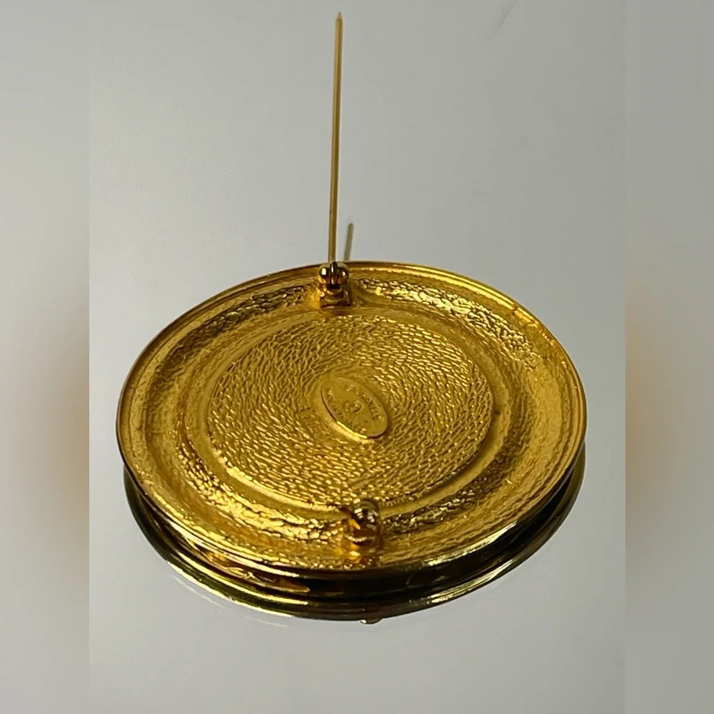 CHANEL 31 RUE CAMBON Gold Tone Round Brooch - Picture 5 of 8